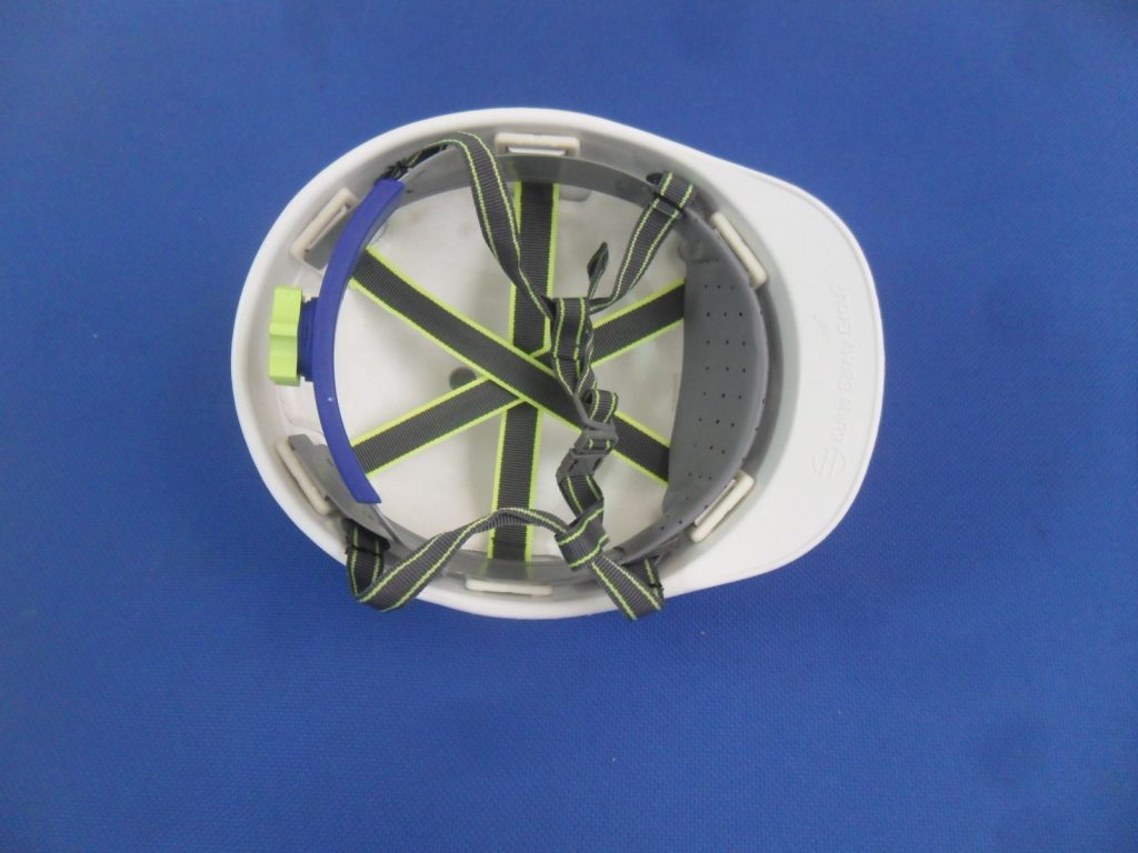 Mũ KUKJE màu trắng có xốp núm vặn