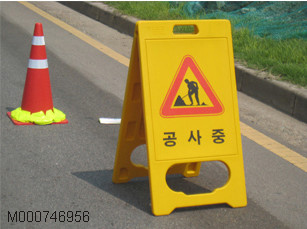Biển báo chữ A cảnh báo nhựa PE